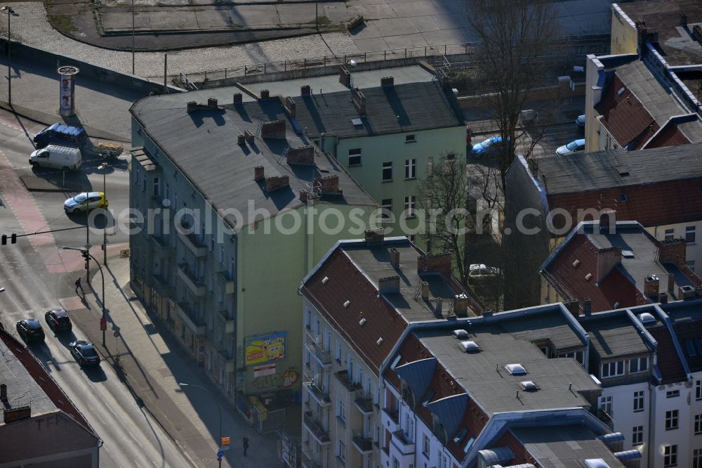 Aerial image Berlin Friedrichshain - Older residential multi-family residential terrace at the Markgrafendamm corner Stralauer All in Friedrichshain district in Berlin