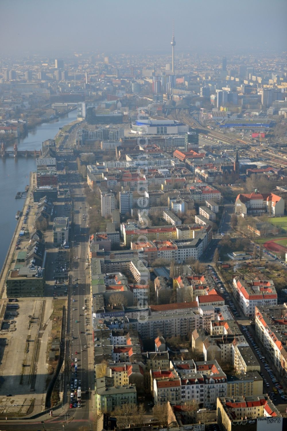 Berlin Friedrichshain from the bird's eye view: Older residential multi-family residential terrace at the Markgrafendamm corner Stralauer All in Friedrichshain district in Berlin