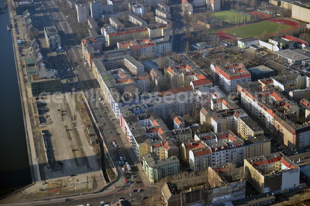 Aerial image Berlin Friedrichshain - Older residential multi-family residential terrace at the Markgrafendamm corner Stralauer All in Friedrichshain district in Berlin