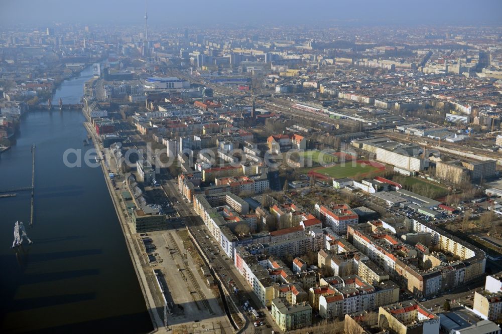 Aerial photograph Berlin Friedrichshain - Older residential multi-family residential terrace at the Markgrafendamm corner Stralauer All in Friedrichshain district in Berlin