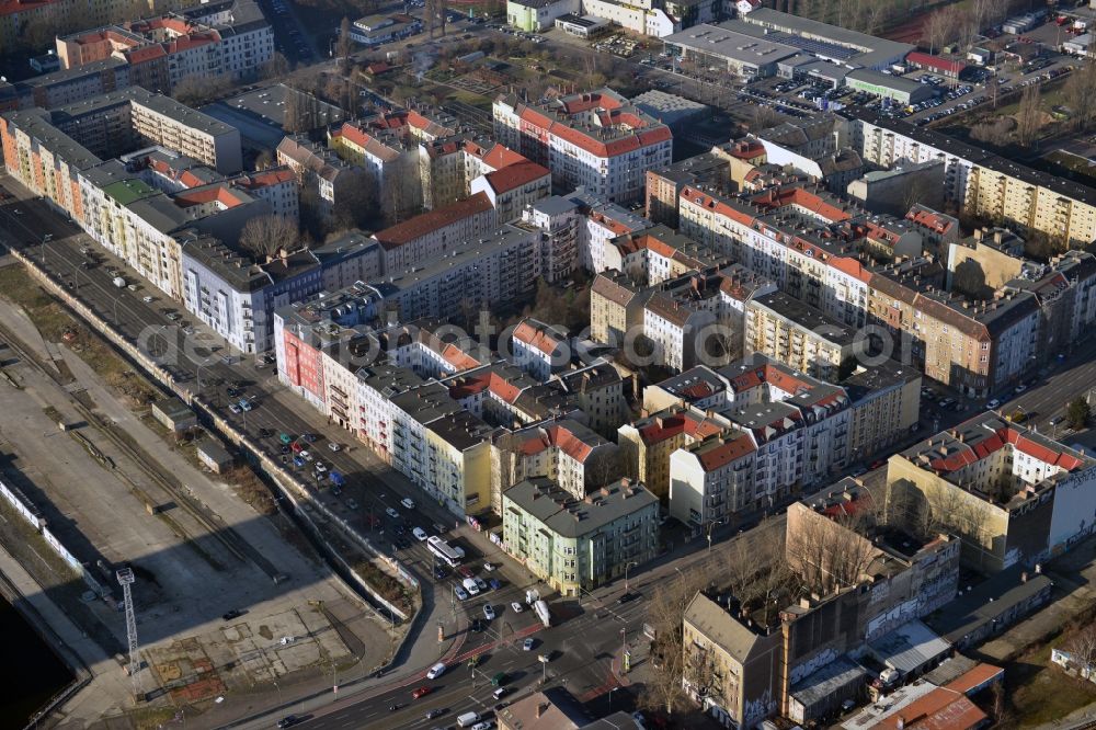 Berlin Friedrichshain from above - Older residential multi-family residential terrace at the Markgrafendamm corner Stralauer All in Friedrichshain district in Berlin