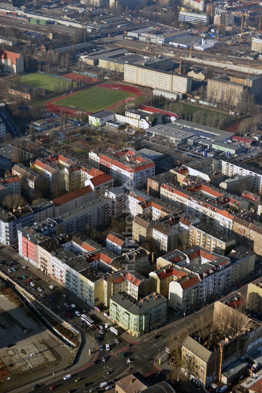 Berlin Friedrichshain from the bird's eye view: Older residential multi-family residential terrace at the Markgrafendamm corner Stralauer All in Friedrichshain district in Berlin