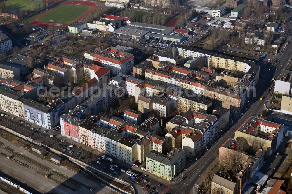 Aerial image Berlin Friedrichshain - Older residential multi-family residential terrace at the Markgrafendamm corner Stralauer All in Friedrichshain district in Berlin