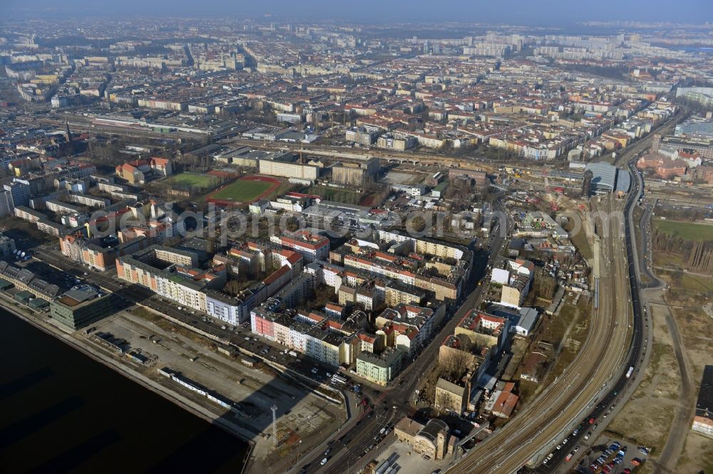 Aerial photograph Berlin Friedrichshain - Older residential multi-family residential terrace at the Markgrafendamm corner Stralauer All in Friedrichshain district in Berlin