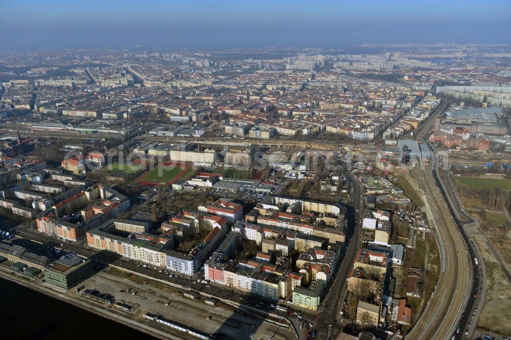 Berlin Friedrichshain from above - Older residential multi-family residential terrace at the Markgrafendamm corner Stralauer All in Friedrichshain district in Berlin