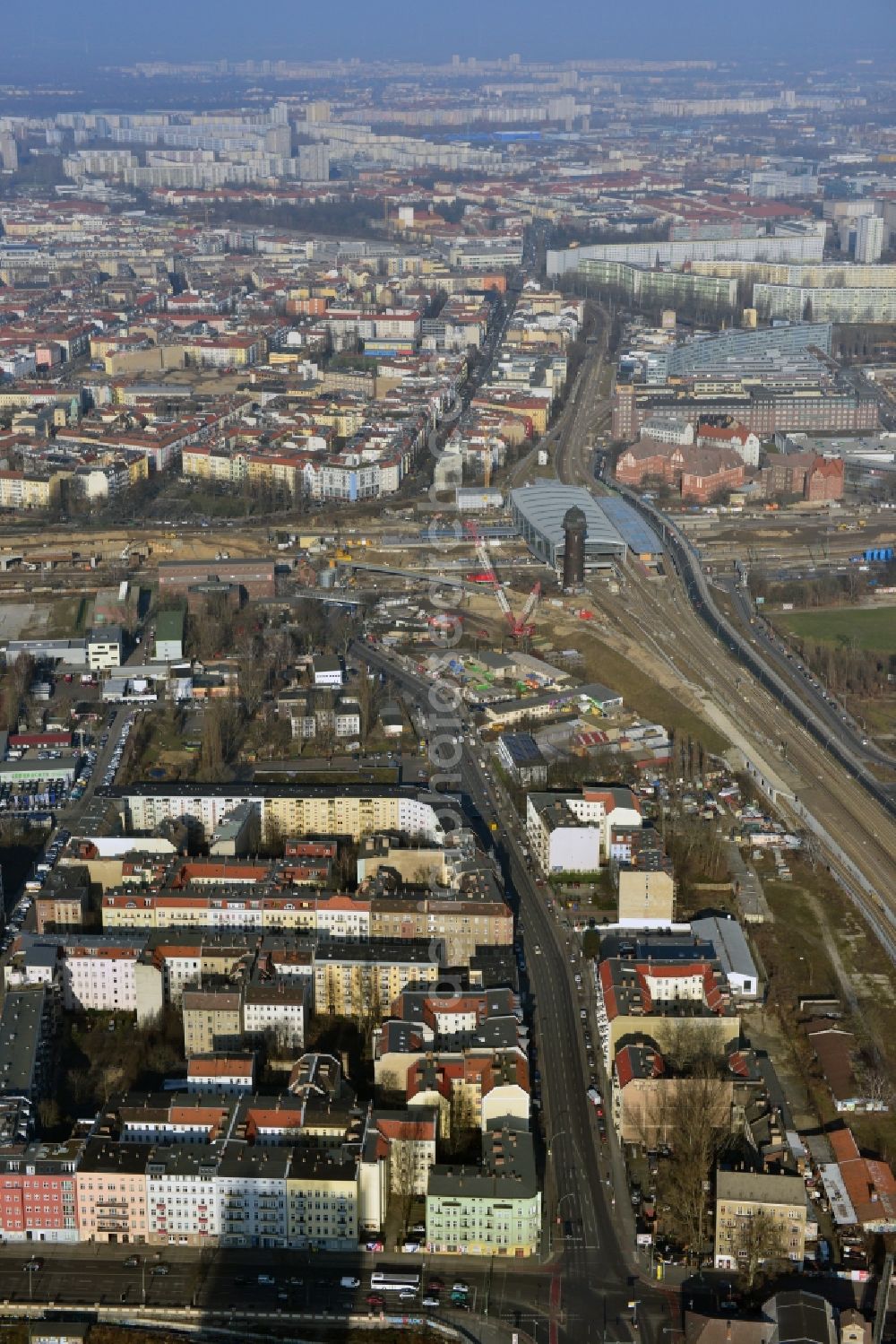 Berlin Friedrichshain from the bird's eye view: Older residential multi-family residential terrace at the Markgrafendamm corner Stralauer All in Friedrichshain district in Berlin