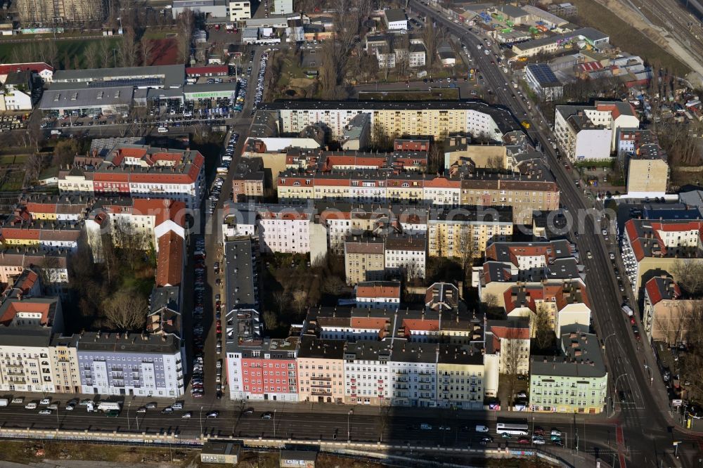 Aerial image Berlin Friedrichshain - Older residential multi-family residential terrace at the Markgrafendamm corner Stralauer All in Friedrichshain district in Berlin