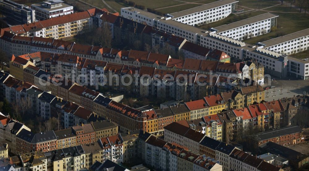 Aerial photograph Leipzig-Möckern - In the old building residential Georg Schumann crossroads Faradaystrasse in Leipzig-Moeckern in Saxony there are numerous landmarked apartment buildings that were built in the early days. The white new buildings in the background are among the buildings of the Employment Agency Leipzig