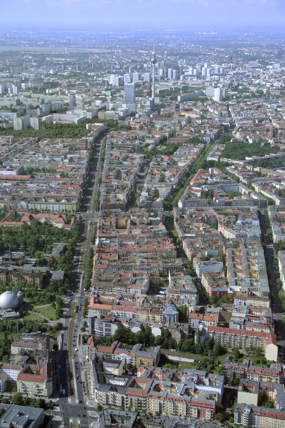 Berlin from the bird's eye view: Blick auf die Altbau-Wohngebiete an der Ahlbecker Strasse , Prenzlauer Allee ; Stargarder Straße gegenüber dem Zeiss Großplanetarium im Berliner Stadtbezirk Prenzlauer Berg.