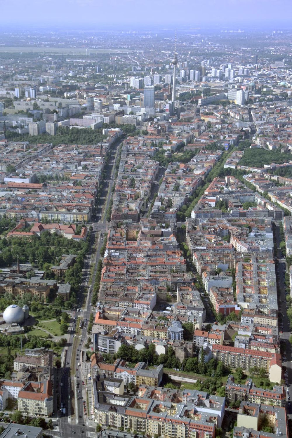 Aerial image Berlin - Blick auf die Altbau-Wohngebiete an der Ahlbecker Strasse , Prenzlauer Allee ; Stargarder Straße gegenüber dem Zeiss Großplanetarium im Berliner Stadtbezirk Prenzlauer Berg.