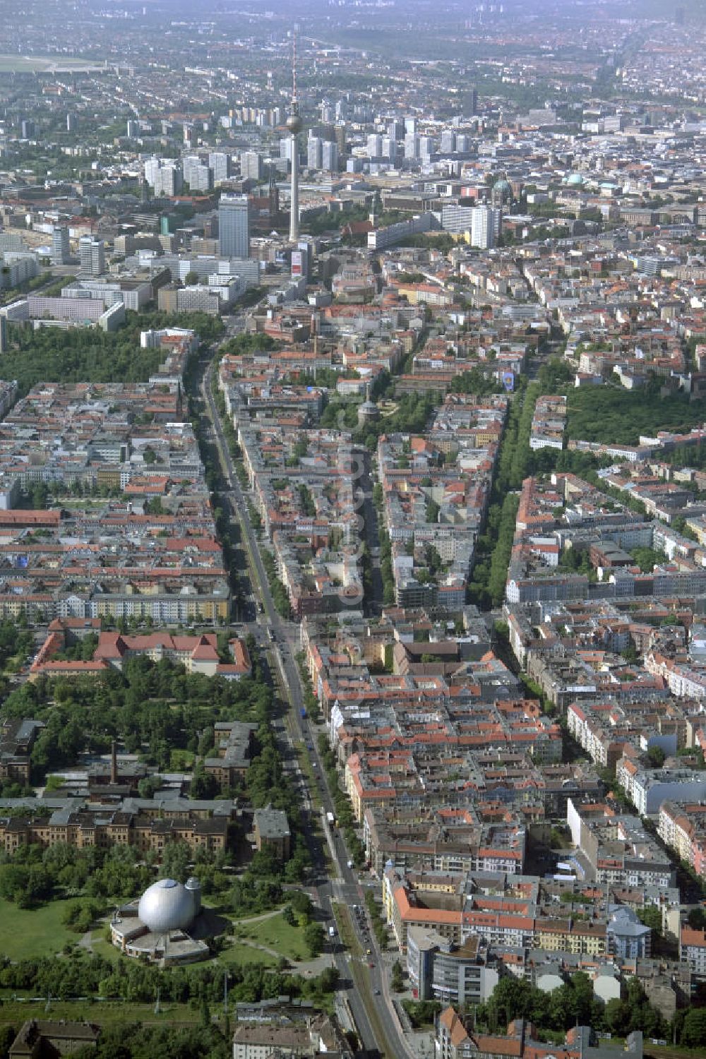 Berlin from above - Blick auf die Altbau-Wohngebiete an der Ahlbecker Strasse , Prenzlauer Allee ; Stargarder Straße gegenüber dem Zeiss Großplanetarium im Berliner Stadtbezirk Prenzlauer Berg.