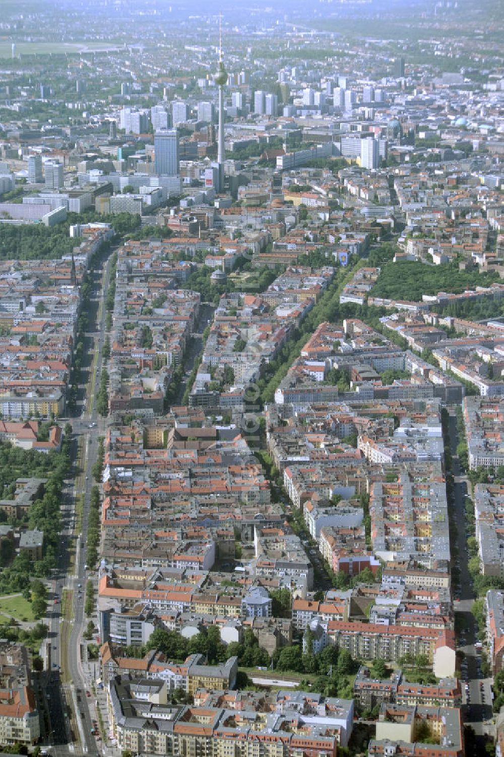 Berlin from the bird's eye view: Blick auf die Altbau-Wohngebiete an der Ahlbecker Strasse , Prenzlauer Allee ; Stargarder Straße gegenüber dem Zeiss Großplanetarium im Berliner Stadtbezirk Prenzlauer Berg.