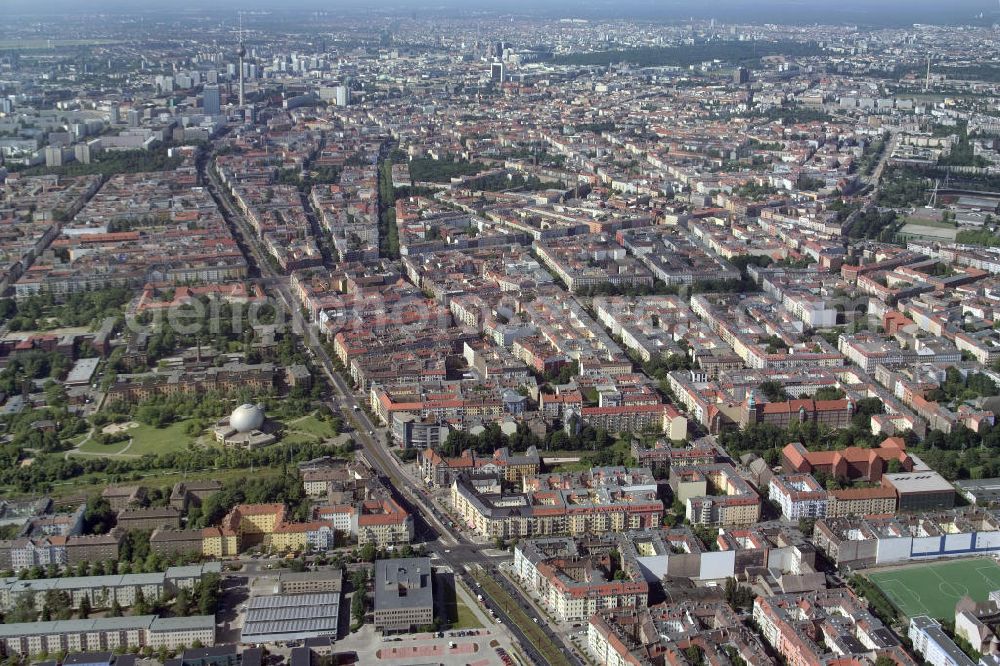 Aerial image Berlin - Blick auf die Altbau-Wohngebiete an der Ahlbecker Strasse , Prenzlauer Allee ; Stargarder Straße gegenüber dem Zeiss Großplanetarium im Berliner Stadtbezirk Prenzlauer Berg.