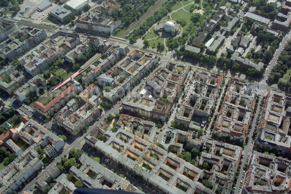 Berlin from above - Blick auf die Altbau-Wohngebiete an der Ahlbecker Strasse , Prenzlauer Allee ; Stargarder Straße gegenüber dem Zeiss Großplanetarium im Berliner Stadtbezirk Prenzlauer Berg.