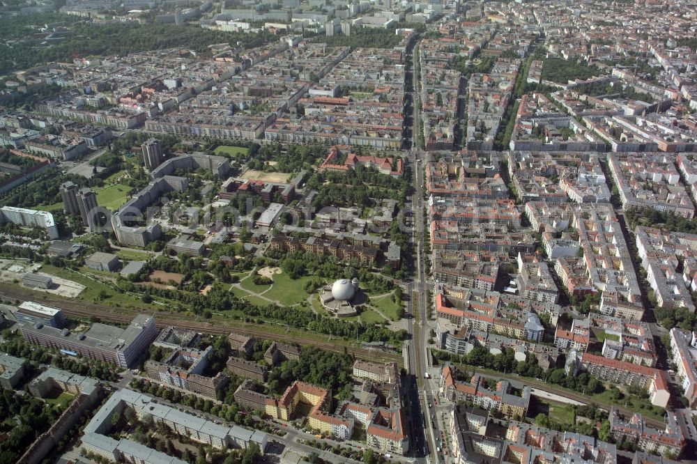 Berlin from the bird's eye view: Blick auf die Altbau-Wohngebiete an der Ahlbecker Strasse , Prenzlauer Allee ; Stargarder Straße gegenüber dem Zeiss Großplanetarium im Berliner Stadtbezirk Prenzlauer Berg.