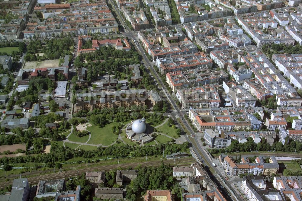 Aerial image Berlin - Blick auf die Altbau-Wohngebiete an der Ahlbecker Strasse , Prenzlauer Allee ; Stargarder Straße gegenüber dem Zeiss Großplanetarium im Berliner Stadtbezirk Prenzlauer Berg.