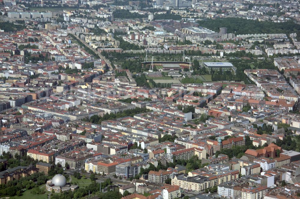 Aerial photograph Berlin - Blick auf die Altbau-Wohngebiete an der Ahlbecker Strasse , Prenzlauer Allee ; Stargarder Straße gegenüber dem Zeiss Großplanetarium im Berliner Stadtbezirk Prenzlauer Berg.