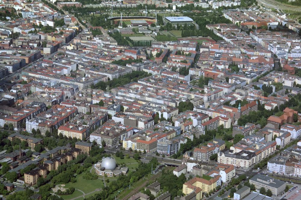 Berlin from above - Blick auf die Altbau-Wohngebiete an der Ahlbecker Strasse , Prenzlauer Allee ; Stargarder Straße gegenüber dem Zeiss Großplanetarium im Berliner Stadtbezirk Prenzlauer Berg.