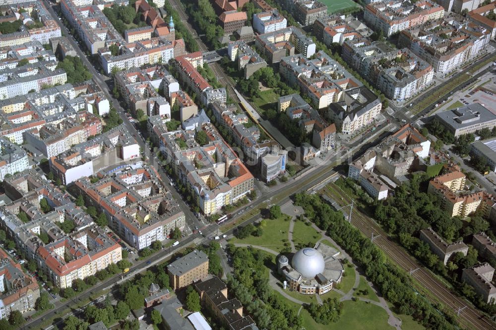 Berlin from above - Blick auf die Altbau-Wohngebiete an der Ahlbecker Strasse , Prenzlauer Allee ; Stargarder Straße gegenüber dem Zeiss Großplanetarium im Berliner Stadtbezirk Prenzlauer Berg.