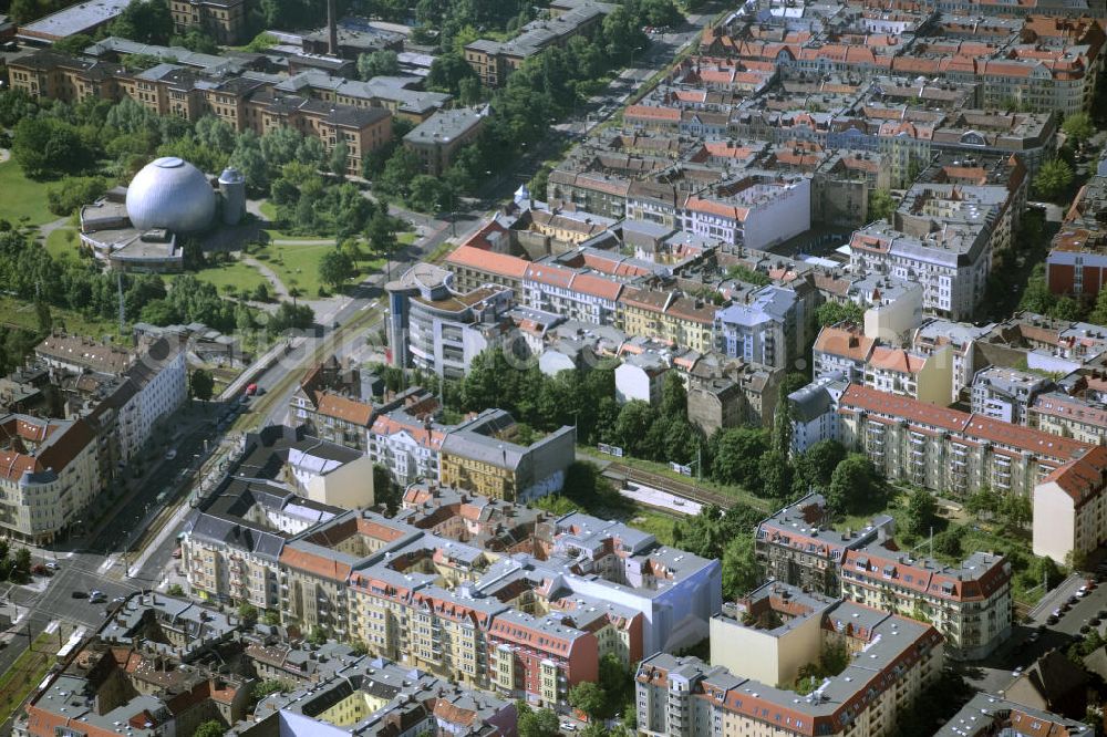 Berlin from the bird's eye view: Blick auf die Altbau-Wohngebiete an der Ahlbecker Strasse , Prenzlauer Allee ; Stargarder Straße gegenüber dem Zeiss Großplanetarium im Berliner Stadtbezirk Prenzlauer Berg.