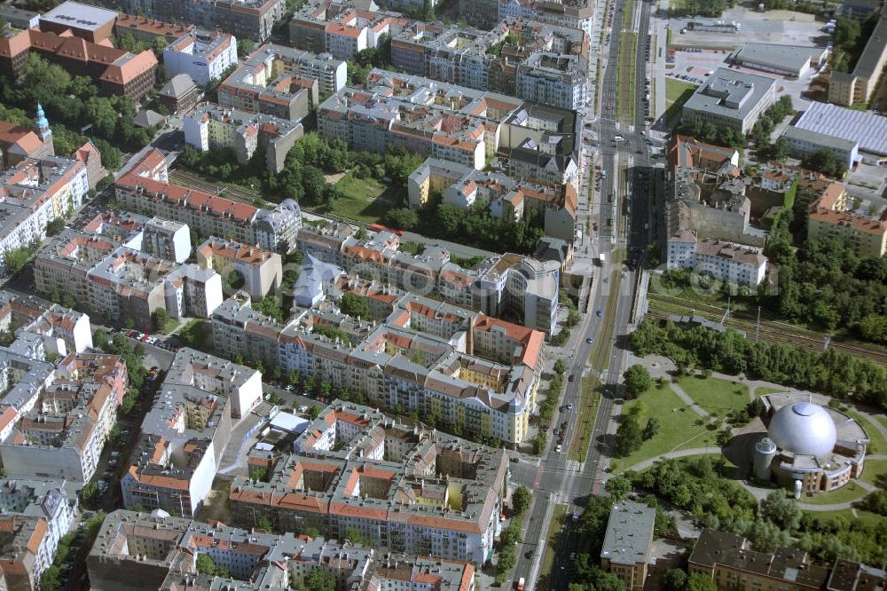 Aerial image Berlin - Blick auf die Altbau-Wohngebiete an der Ahlbecker Strasse , Prenzlauer Allee ; Stargarder Straße gegenüber dem Zeiss Großplanetarium im Berliner Stadtbezirk Prenzlauer Berg.