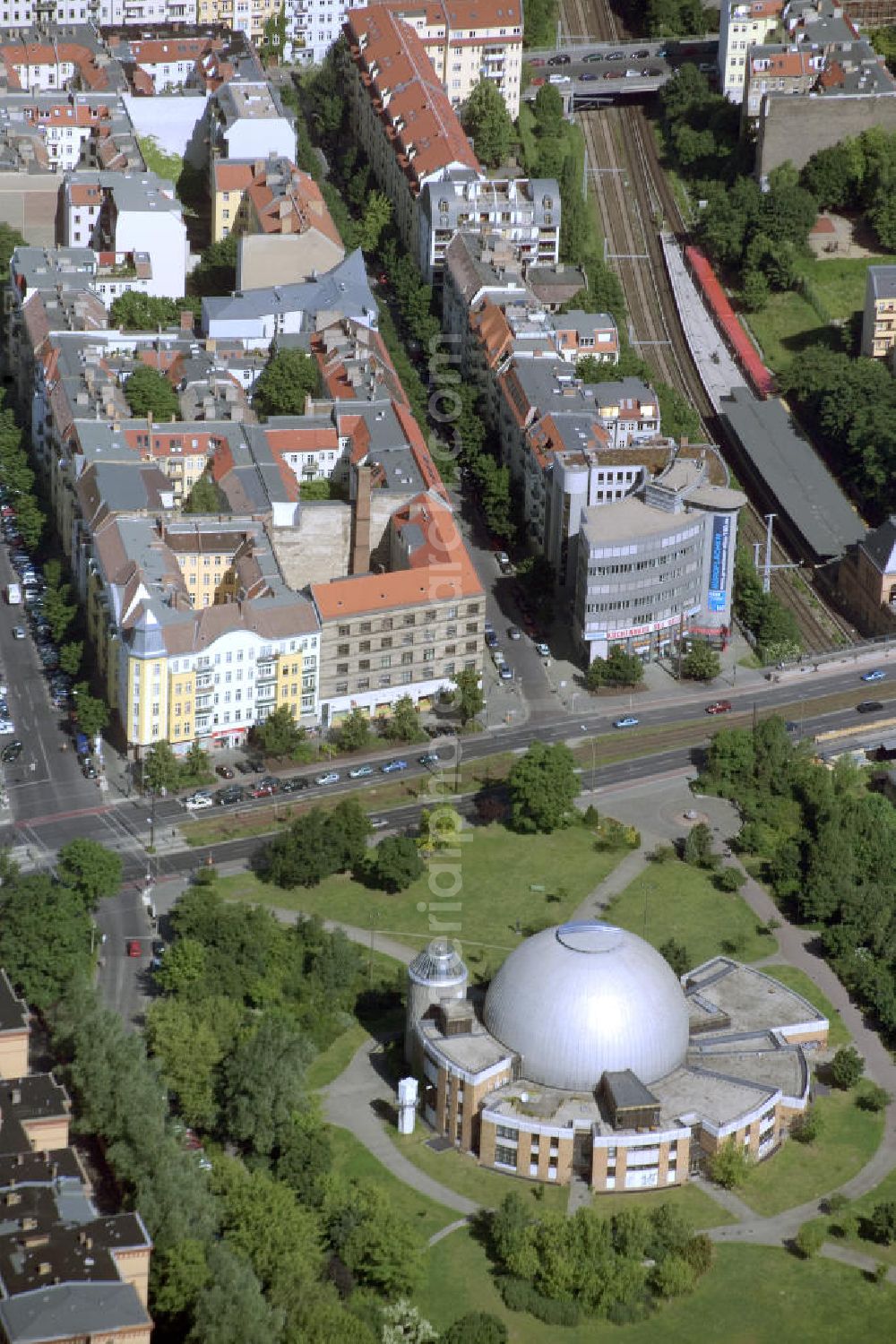 Berlin from above - Blick auf die Altbau-Wohngebiete an der Ahlbecker Strasse , Prenzlauer Allee ; Stargarder Straße gegenüber dem Zeiss Großplanetarium im Berliner Stadtbezirk Prenzlauer Berg.