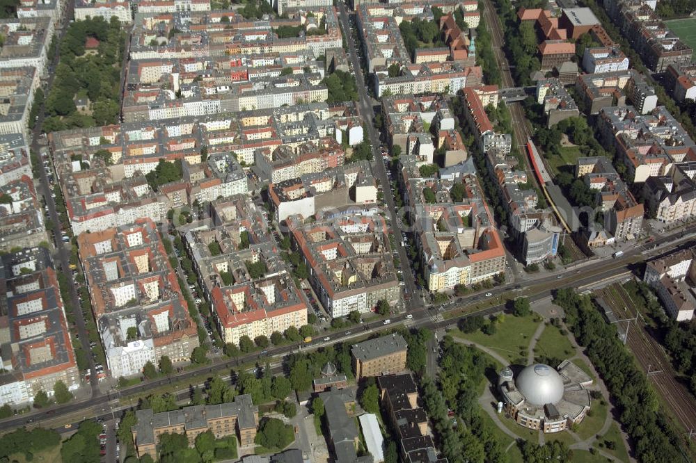 Berlin from the bird's eye view: Blick auf die Altbau-Wohngebiete an der Ahlbecker Strasse , Prenzlauer Allee ; Stargarder Straße gegenüber dem Zeiss Großplanetarium im Berliner Stadtbezirk Prenzlauer Berg.