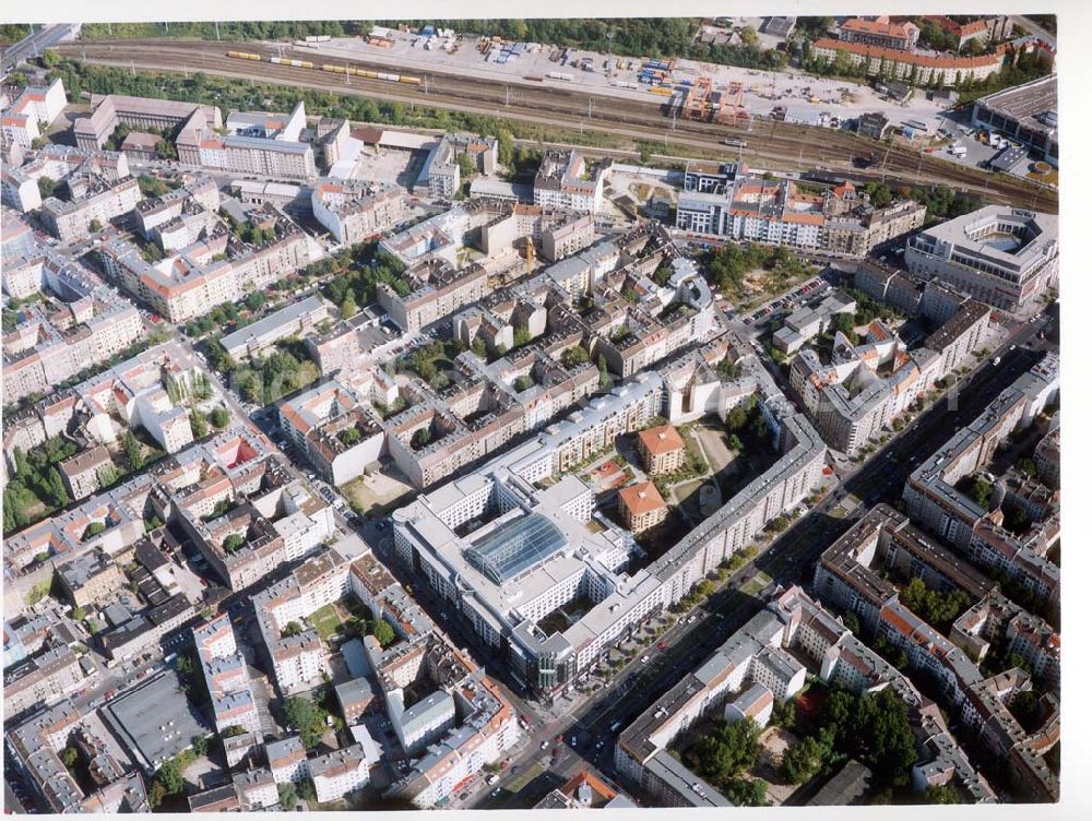 Berlin - Friedrichshain from the bird's eye view: Altbauwohnhäuser Rigaer Straße 60-61 der IKV Wiesbaden in Berlin - Friedrichshain (mit Frankfurter Allee Plaza- Centrum).