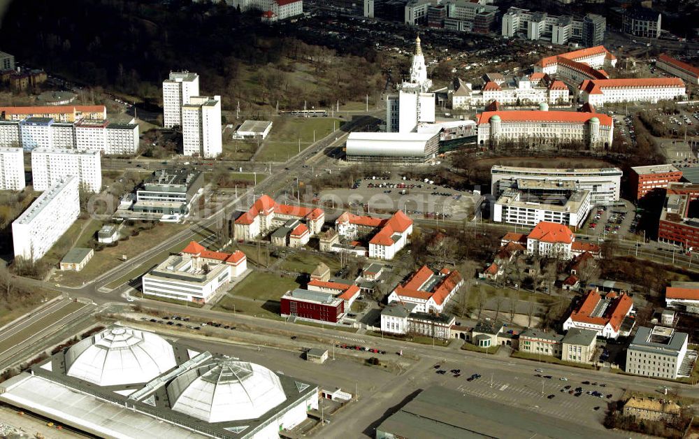 Aerial photograph Leipzig - Blick den Kohlrabizirkus , einem als Großmarkthalle errichteten Kuppelbau am Alten Messegelände. Das Gebäude wurde 1927–1929 von der Firma Dyckerhoff & Widmann AG in Schalenbauweise erbaut. Die Halle ist seit dem 31. Oktober 1995 nicht mehr als Großmarkt in Betrieb, seit dem Jahr 2000 wird sie als Eis- und Veranstaltungshalle genutzt.