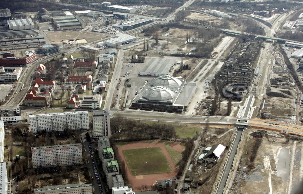 Leipzig from above - Blick den Kohlrabizirkus , einem als Großmarkthalle errichteten Kuppelbau am Alten Messegelände. Das Gebäude wurde 1927–1929 von der Firma Dyckerhoff & Widmann AG in Schalenbauweise erbaut. Die Halle ist seit dem 31. Oktober 1995 nicht mehr als Großmarkt in Betrieb, seit dem Jahr 2000 wird sie als Eis- und Veranstaltungshalle genutzt.