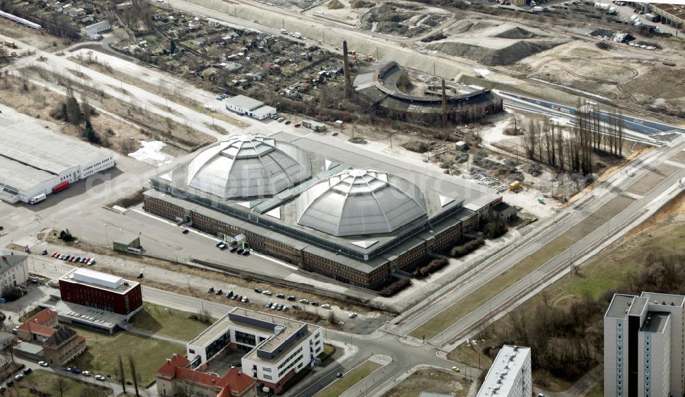 Leipzig from the bird's eye view: Blick den Kohlrabizirkus , einem als Großmarkthalle errichteten Kuppelbau am Alten Messegelände. Das Gebäude wurde 1927–1929 von der Firma Dyckerhoff & Widmann AG in Schalenbauweise erbaut. Die Halle ist seit dem 31. Oktober 1995 nicht mehr als Großmarkt in Betrieb, seit dem Jahr 2000 wird sie als Eis- und Veranstaltungshalle genutzt.