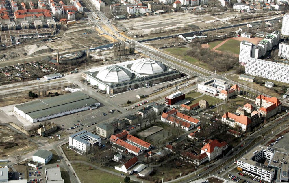 Aerial image Leipzig - Blick den Kohlrabizirkus , einem als Großmarkthalle errichteten Kuppelbau am Alten Messegelände. Das Gebäude wurde 1927–1929 von der Firma Dyckerhoff & Widmann AG in Schalenbauweise erbaut. Die Halle ist seit dem 31. Oktober 1995 nicht mehr als Großmarkt in Betrieb, seit dem Jahr 2000 wird sie als Eis- und Veranstaltungshalle genutzt.