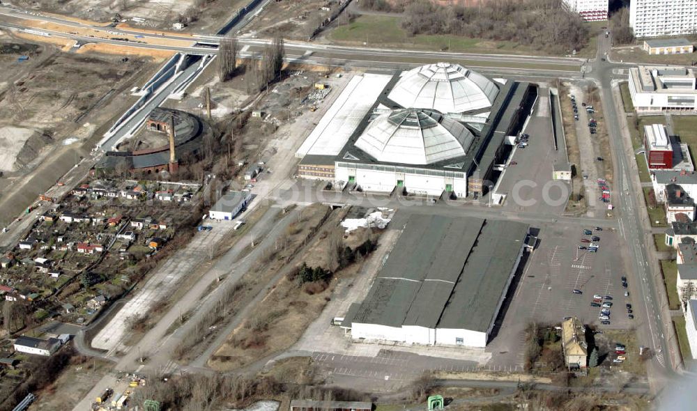 Aerial photograph Leipzig - Blick den Kohlrabizirkus , einem als Großmarkthalle errichteten Kuppelbau am Alten Messegelände. Das Gebäude wurde 1927–1929 von der Firma Dyckerhoff & Widmann AG in Schalenbauweise erbaut. Die Halle ist seit dem 31. Oktober 1995 nicht mehr als Großmarkt in Betrieb, seit dem Jahr 2000 wird sie als Eis- und Veranstaltungshalle genutzt.