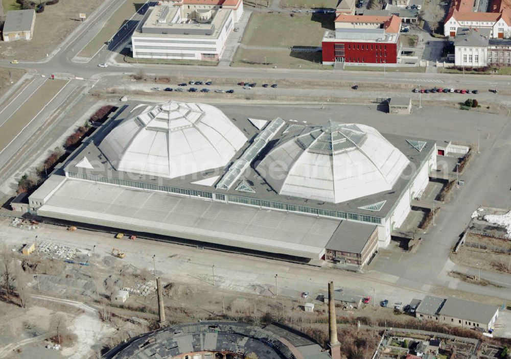 Leipzig from above - Blick den Kohlrabizirkus , einem als Großmarkthalle errichteten Kuppelbau am Alten Messegelände. Das Gebäude wurde 1927–1929 von der Firma Dyckerhoff & Widmann AG in Schalenbauweise erbaut. Die Halle ist seit dem 31. Oktober 1995 nicht mehr als Großmarkt in Betrieb, seit dem Jahr 2000 wird sie als Eis- und Veranstaltungshalle genutzt.