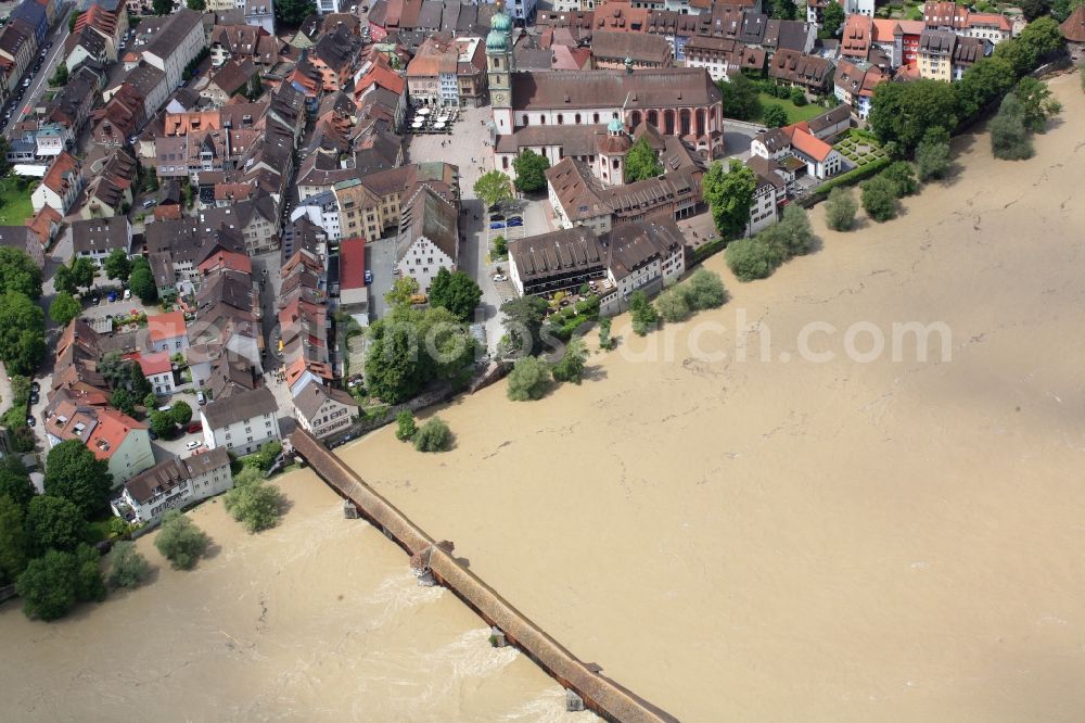 Aerial photograph Bad Säckingen - Fridolin island and wooden bridge over the Rhine at Bad Saeckingen in the state of Baden-Wuerttemberg. The Rhine as border with Switzerland has flood