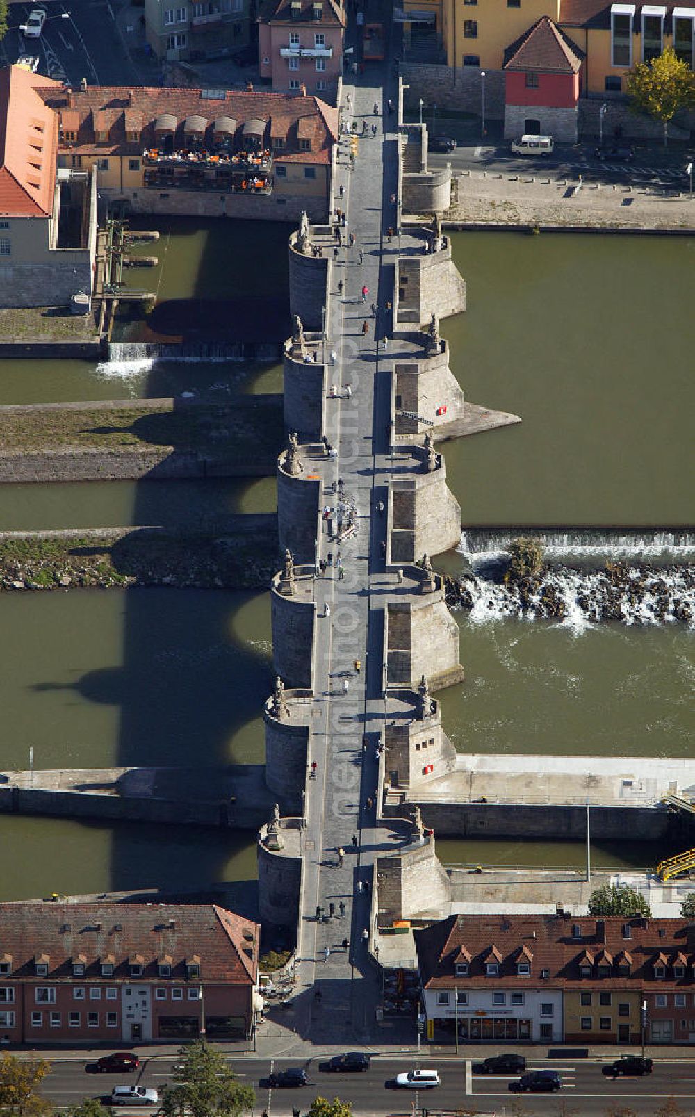 Würzburg from the bird's eye view: Blick auf die Alte Mainbrücke in Würzburg. Das Bauwerk war bis 1886 einziger Flussübergang in Würzburg und ist die älteste Brücke über den Main in der unterfränkischen Stadt. View of the Old Main Bridge in Würzburg. The building was until 1886 the only river crossing in Würzburg and is the oldest bridge across the Main in the Franconian town.