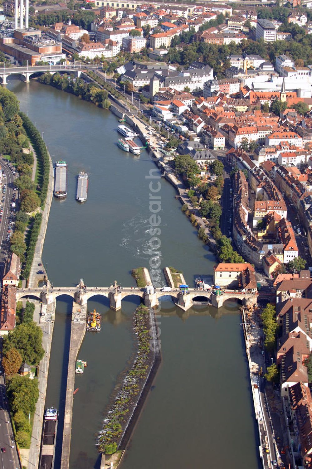 WÜRZBURG from above - Blick auf die Alte Mainbrücke. Würzburg ist eine kreisfreie Stadt im bayerischen Regierungsbezirk Unterfranken mit Sitz der Regierung von Unterfranken, des Bezirks Unterfranken und des Landratsamtes Würzburg. Die Alte Mainbrücke ist die älteste Brücke über den Main in Würzburg. Das Bauwerk war bis 1886 Würzburgs einziger Flussübergang. Kontakt: Stadt Würzburg, Rückermainstrasse 2, 97070 Würzburg, Tel. +49 (0)9 31 37-0, Fax +49 (0)9 31 37 33 73, e-mail: info@stadt.wuerzburg.de