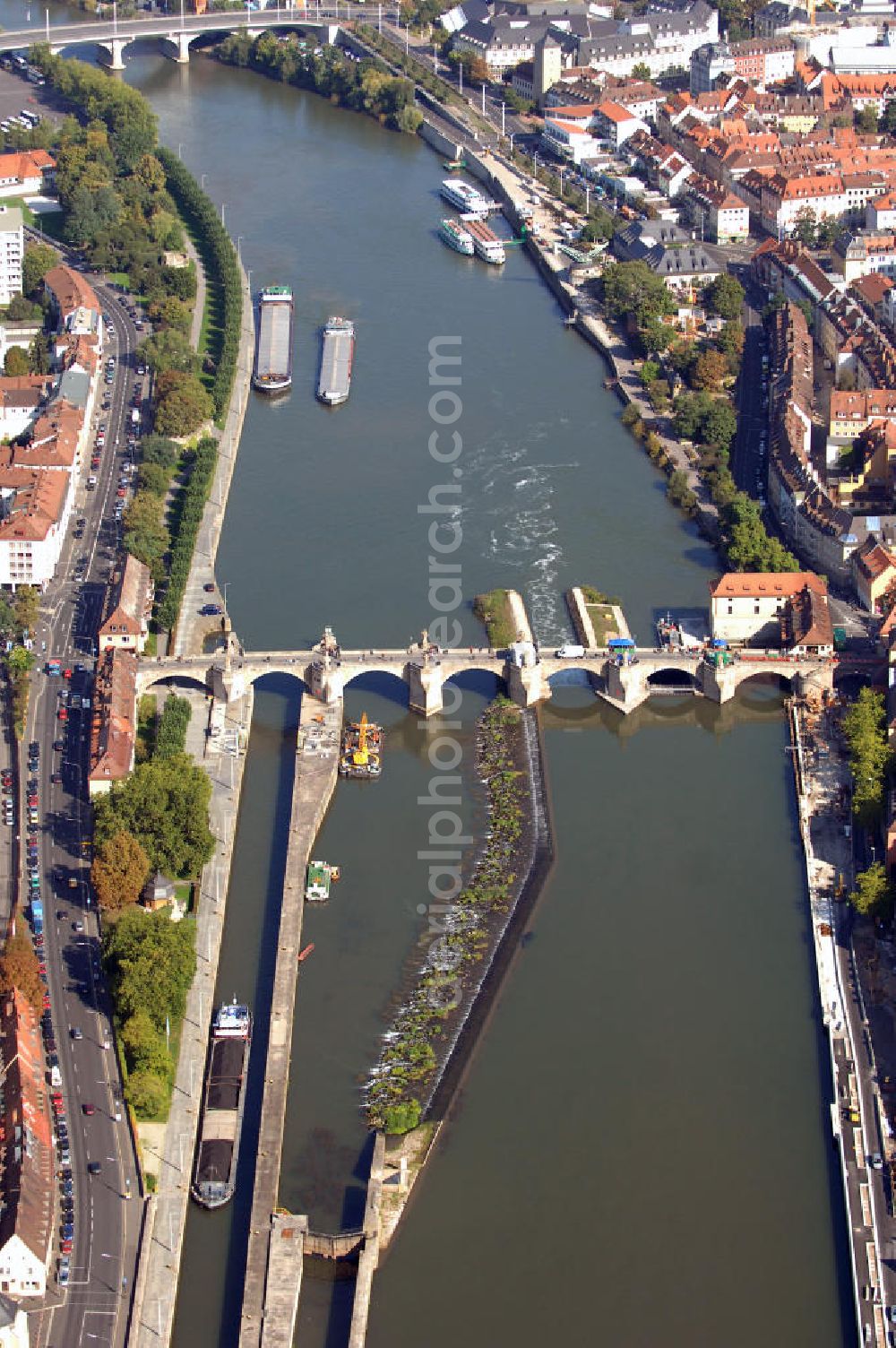 WÜRZBURG from the bird's eye view: Blick auf die Alte Mainbrücke. Würzburg ist eine kreisfreie Stadt im bayerischen Regierungsbezirk Unterfranken mit Sitz der Regierung von Unterfranken, des Bezirks Unterfranken und des Landratsamtes Würzburg. Die Alte Mainbrücke ist die älteste Brücke über den Main in Würzburg. Das Bauwerk war bis 1886 Würzburgs einziger Flussübergang. Kontakt: Stadt Würzburg, Rückermainstrasse 2, 97070 Würzburg, Tel. +49 (0)9 31 37-0, Fax +49 (0)9 31 37 33 73, e-mail: info@stadt.wuerzburg.de