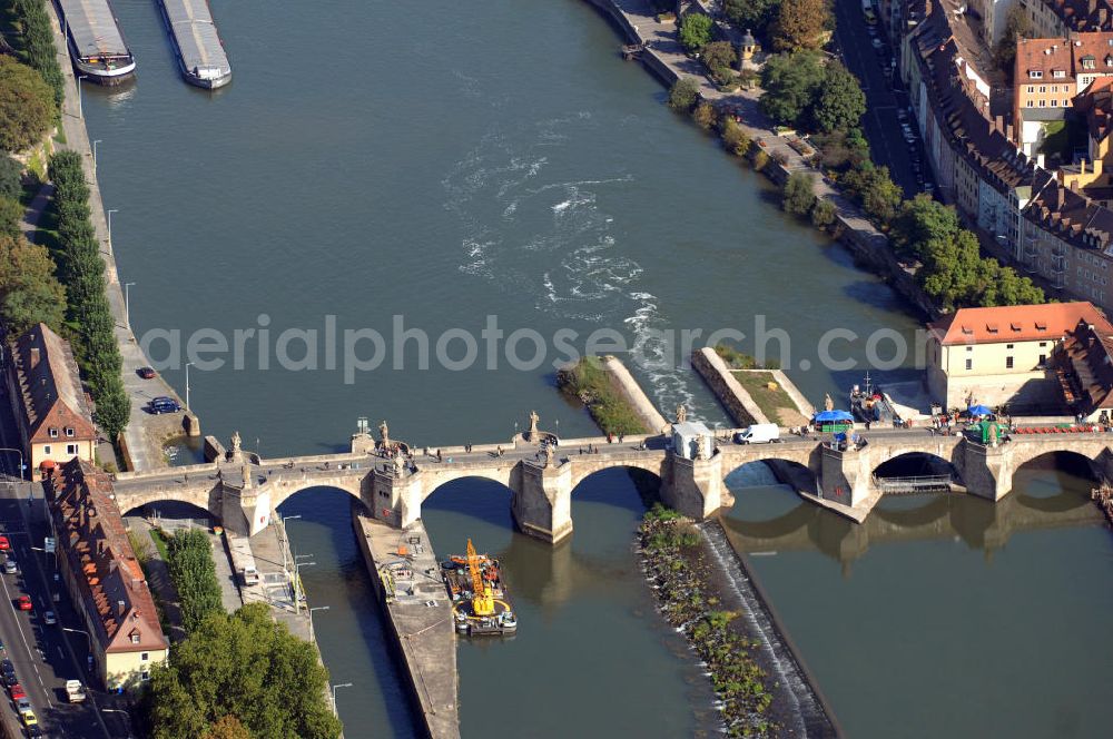 Aerial photograph WÜRZBURG - Blick auf die Alte Mainbrücke. Würzburg ist eine kreisfreie Stadt im bayerischen Regierungsbezirk Unterfranken mit Sitz der Regierung von Unterfranken, des Bezirks Unterfranken und des Landratsamtes Würzburg. Die Alte Mainbrücke ist die älteste Brücke über den Main in Würzburg. Das Bauwerk war bis 1886 Würzburgs einziger Flussübergang. Kontakt: Stadt Würzburg, Rückermainstrasse 2, 97070 Würzburg, Tel. +49 (0)9 31 37-0, Fax +49 (0)9 31 37 33 73, e-mail: info@stadt.wuerzburg.de