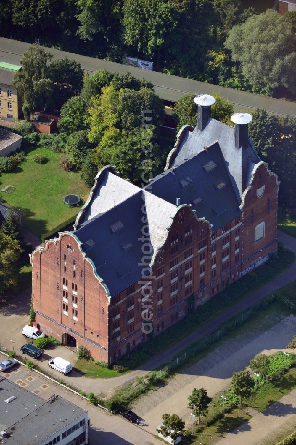 Aerial image Berlin - View to old malthouse of the former Schöneberger Castle Brewery in the Stein street in the local part Lichtenrade in the district Tempelhof-Schöneberg in Berlin. After the brewery had finished the malting operation, the monument protected building is used as a public warehouse