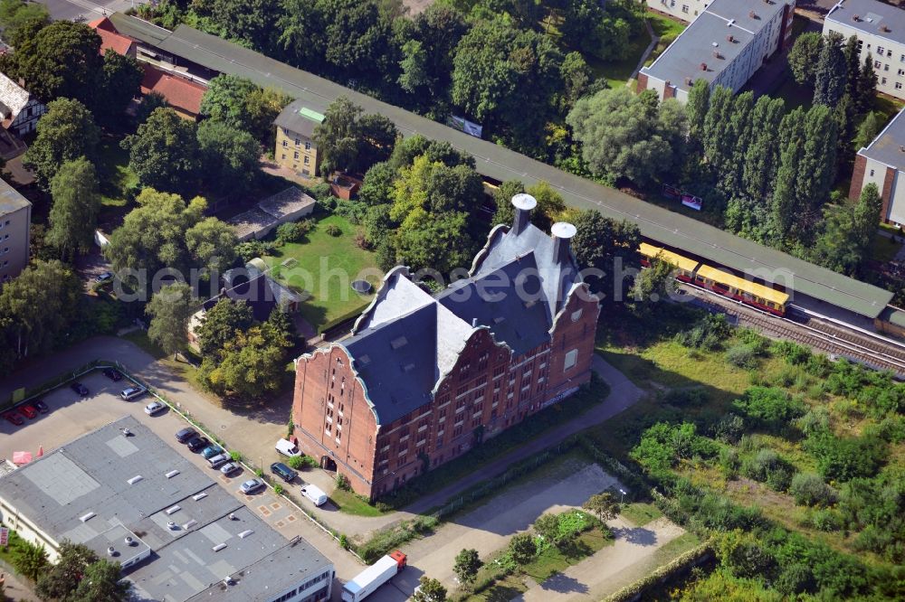 Aerial photograph Berlin - View to old malthouse of the former Schöneberger Castle Brewery in the Stein street in the local part Lichtenrade in the district Tempelhof-Schöneberg in Berlin. After the brewery had finished the malting operation, the monument protected building is used as a public warehouse