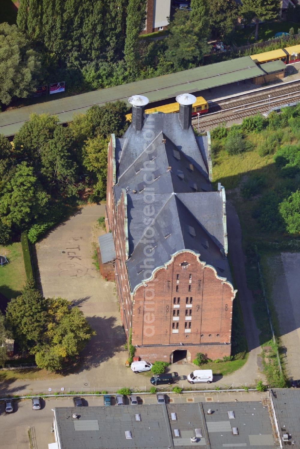 Aerial photograph Berlin - View to old malthouse of the former Schöneberger Castle Brewery in the Stein street in the local part Lichtenrade in the district Tempelhof-Schöneberg in Berlin. After the brewery had finished the malting operation, the monument protected building is used as a public warehouse