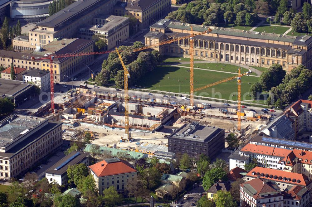 Aerial image München - Blick auf die Alte Pinakothek, einem Kunstmuseum und einer Baustelle in München-Maxvorstadt. Die Alte Pinakothek wurde 1836 von Leo von Klenze fertiggestellt und 1998 renoviert. Dort werden mehr als 800 Gemälde europäischer Künstler ausgestellt. Kontakt: Alte Pinakothek, Barer Str. 27, 80799 München, Tel. +49(0)89 23805 216, Email: info@pinakothek.de