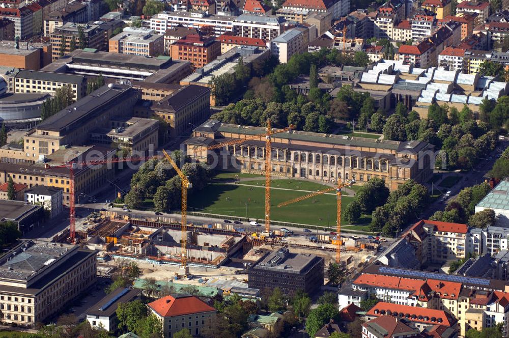 München from the bird's eye view: Blick auf die Alte Pinakothek, einem Kunstmuseum und einer Baustelle in München-Maxvorstadt. Die Alte Pinakothek wurde 1836 von Leo von Klenze fertiggestellt und 1998 renoviert. Dort werden mehr als 800 Gemälde europäischer Künstler ausgestellt. Kontakt: Alte Pinakothek, Barer Str. 27, 80799 München, Tel. +49(0)89 23805 216, Email: info@pinakothek.de