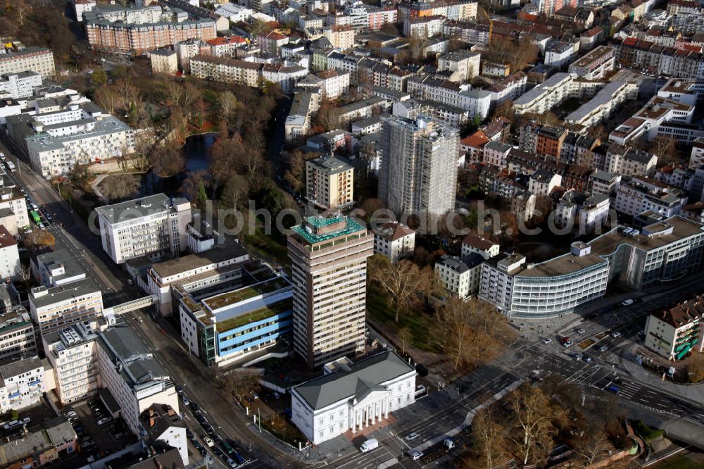 Aerial image Frankfurt am Main - Die Innenstadt von Frankfurt am Main, mit der Alten Stadtbibliothek und dem Hospital zum heiligen Geist im Zentrum, sowie den Wallanlagen im Hintergrund. In dem restaurierten Gebäude der Alten Bibliothek befindet sich heute das Literaturhaus Frankfurt, ein Kulturverein, der regelmäßig literarische Veranstaltungen und Ausstellungen organisiert. Das Krankenhaus wurde im 13. Jahrhundert für Bedürftige und Mittellose gegründet. Das heutige Gebäude wurde 1950 errichtet. Die Wallanlage war Teil der historischen Stadtbefestigung und wird als Parkanlage genutzt. The inner city of Frankfurt on the Main, with the old library and the hospital in the center and the park area in the background.