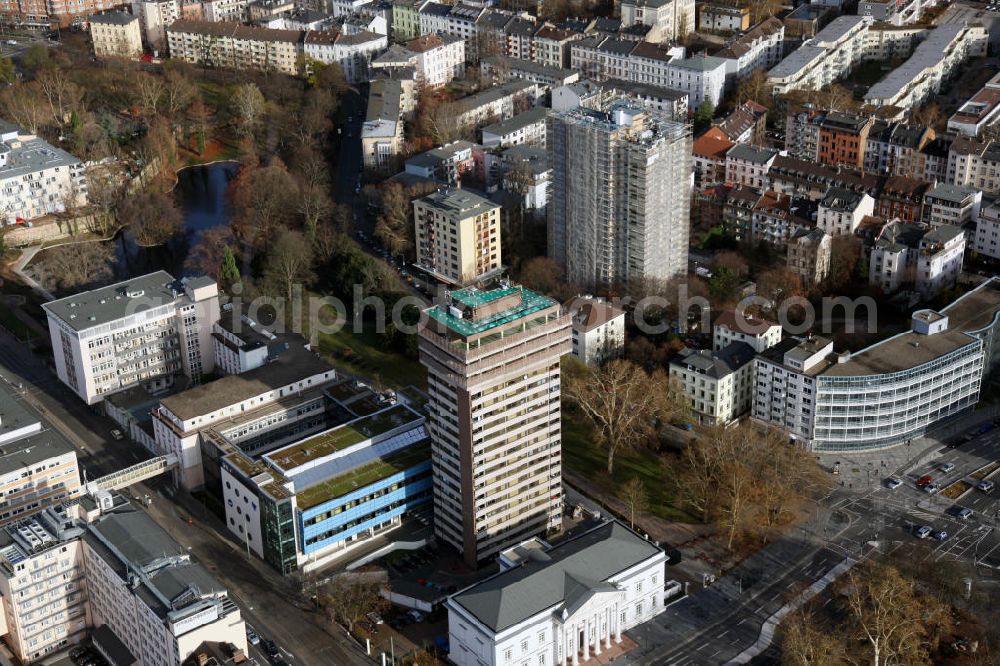 Aerial photograph Frankfurt am Main - Die Innenstadt von Frankfurt am Main, mit der Alten Stadtbibliothek und dem Hospital zum heiligen Geist im Zentrum, sowie den Wallanlagen im Hintergrund. In dem restaurierten Gebäude der Alten Bibliothek befindet sich heute das Literaturhaus Frankfurt, ein Kulturverein, der regelmäßig literarische Veranstaltungen und Ausstellungen organisiert. Das Krankenhaus wurde im 13. Jahrhundert für Bedürftige und Mittellose gegründet. Das heutige Gebäude wurde 1950 errichtet. Die Wallanlage war Teil der historischen Stadtbefestigung und wird als Parkanlage genutzt. The inner city of Frankfurt on the Main, with the old library and the hospital in the center and the park area in the background.