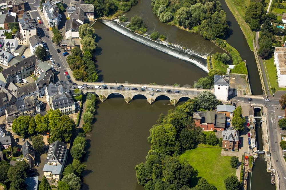 Aerial photograph Limburg an der Lahn - Old road bridge over the banks of the Lahn Limburg an der Lahn in Hesse