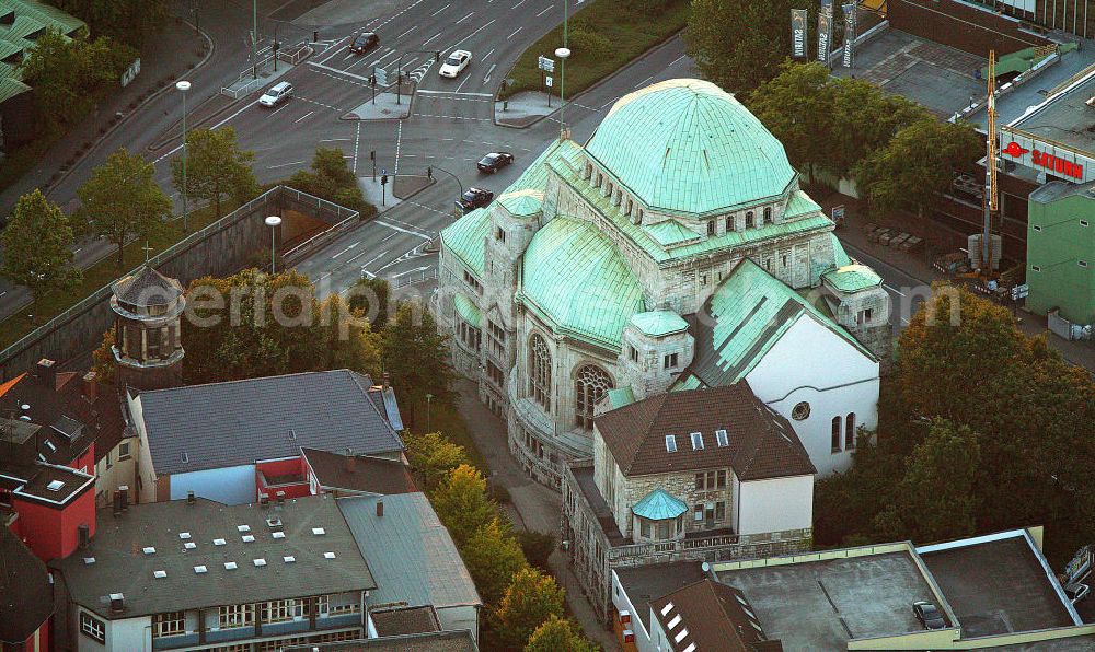 Essen from above - Blick auf die Alte Synagoge in Essen. Das Gebäude gehört zu den größten, besterhaltenen und architektonisch beeindruckenden Zeugnissen jüdischer Kultur der Vorkriegszeit in Deutschland. 2008 beschloss die Stadt Essen die Alte Synagoge zum Haus jüdischer Kultur weiterzuentwickeln und ist seitdem eine Begegnungs- und Gedenkstätte. View of the Old Synagogue in Essen. The building is one of the largest, best preserved and most architecturally impressive evidence of the prewar Jewish culture in Germany. 2008, the city decided to develope the old synagogue into an open house for meetings and discussions of Jewish culture.