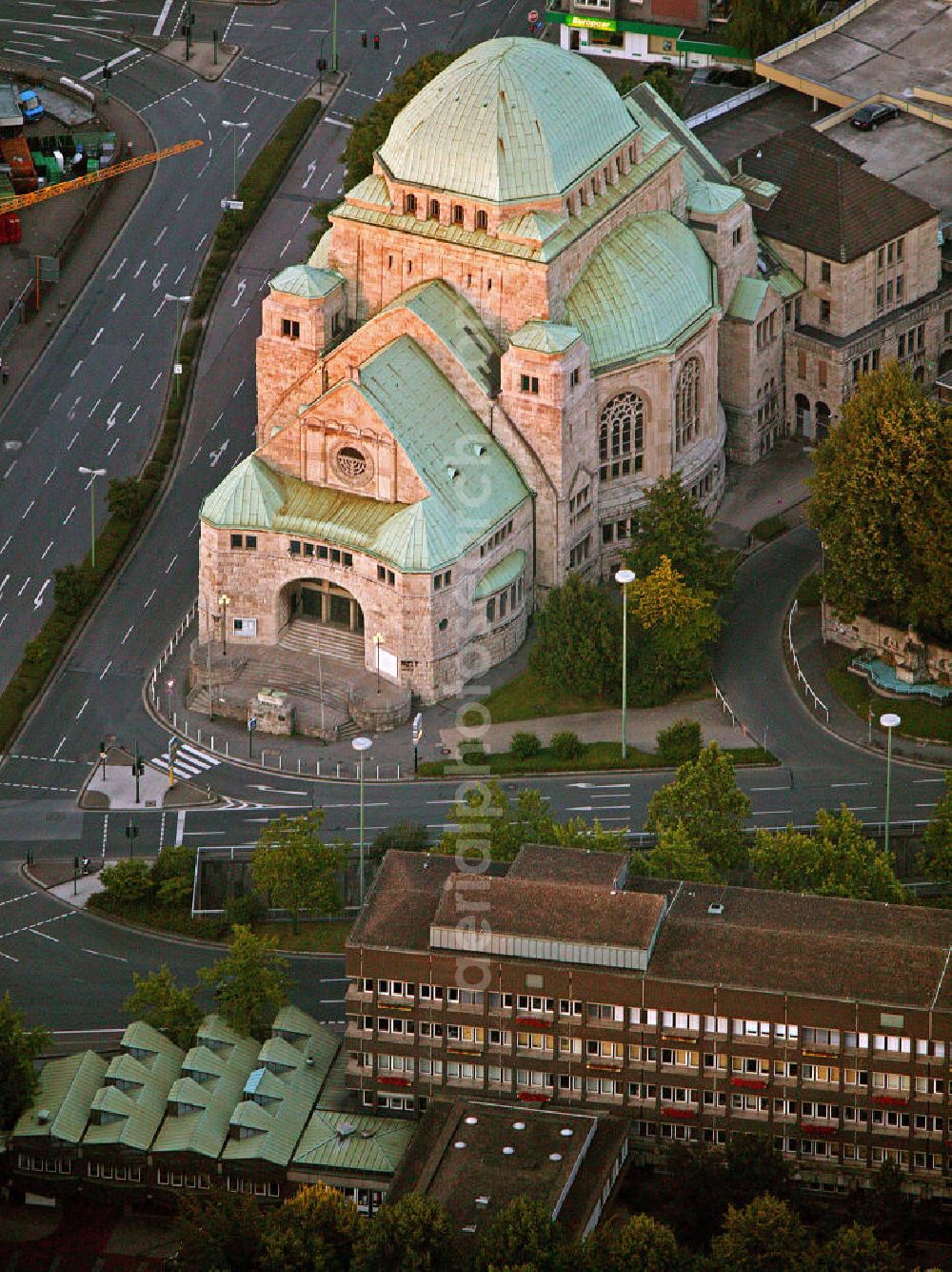 Essen from the bird's eye view: Blick auf die Alte Synagoge in Essen. Das Gebäude gehört zu den größten, besterhaltenen und architektonisch beeindruckenden Zeugnissen jüdischer Kultur der Vorkriegszeit in Deutschland. 2008 beschloss die Stadt Essen die Alte Synagoge zum Haus jüdischer Kultur weiterzuentwickeln und ist seitdem eine Begegnungs- und Gedenkstätte. View of the Old Synagogue in Essen. The building is one of the largest, best preserved and most architecturally impressive evidence of the prewar Jewish culture in Germany. 2008, the city decided to develope the old synagogue into an open house for meetings and discussions of Jewish culture.