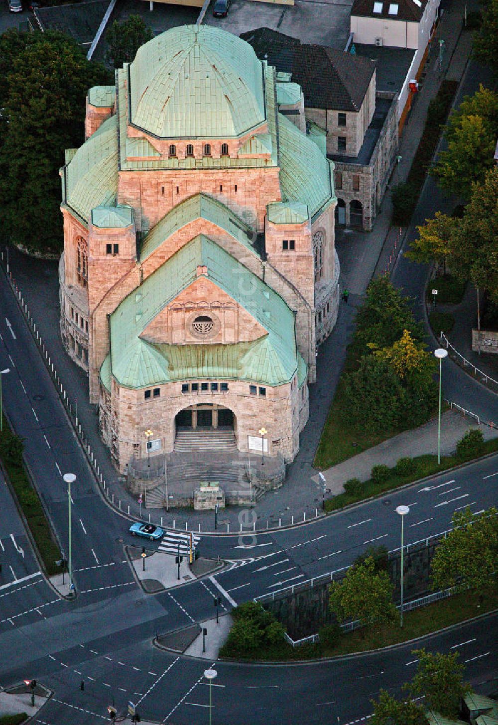 Aerial image Essen - Blick auf die Alte Synagoge in Essen. Das Gebäude gehört zu den größten, besterhaltenen und architektonisch beeindruckenden Zeugnissen jüdischer Kultur der Vorkriegszeit in Deutschland. 2008 beschloss die Stadt Essen die Alte Synagoge zum Haus jüdischer Kultur weiterzuentwickeln und ist seitdem eine Begegnungs- und Gedenkstätte. View of the Old Synagogue in Essen. The building is one of the largest, best preserved and most architecturally impressive evidence of the prewar Jewish culture in Germany. 2008, the city decided to develope the old synagogue into an open house for meetings and discussions of Jewish culture.